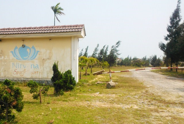 Một resort khác ở Lăng Cô - Phú Lộc cũng đang trong tình trạng bỏ hoang đó là resort Nirvana. Resort này từng được đưa vào chạy thử nghiệm 1 thời gian nhưng sau đó cũng ngừng hoạt động. Hiện gió biển cùng cát thổi vào đã khiến khu nghỉ dưỡng nãy xuống cấp đáng kể. Ảnh: Dân Trí.