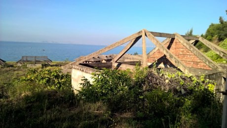Khu du lịch phức hợp Bai But Bay Resort được khởi công năm 2005, tổng vốn đăng ký hơn 30 triệu USD, rộng trên 30 ha (20ha đất dọc bờ biển và 10ha mặt nước biển). Chủ đầu tư từng khẳng định đây là “thiên đường” nghỉ dưỡng tại khu vực. Song, đã hơn 10 năm trôi qua, nó chỉ là bãi cây dại với những căn nhà ma rêu mọc xám xịt như lô cốt nhìn ra biển. Ảnh: VietnamNet.