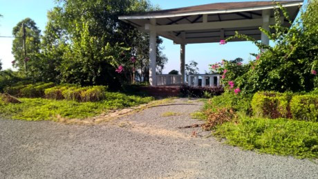 Một trong những khu resort bỏ hoang nổi tiếng ở Đà Nẵng hiện nay phải kể đến làng biệt thự ma trên bán đảo Sơn Trà. Khu vực này nằm sát bãi biển, ngay gần dưới chân tượng Phật bà chùa Linh Ứng - Sơn Trà. Ảnh: VietnamNet.