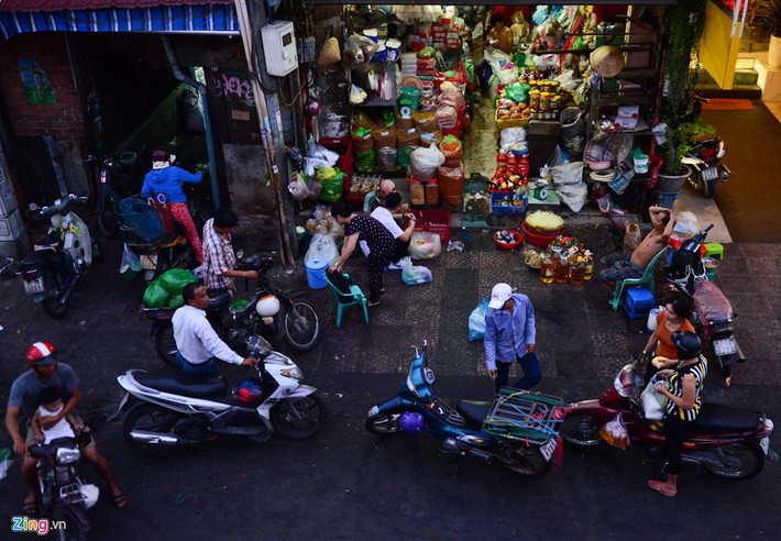 Dưới chân cầu Ông Lãnh trên đường Nguyễn Thái Học, tiểu thương buôn bán ngay trên vỉa hè, nhiều xe máy đậu tràn ra đường.
