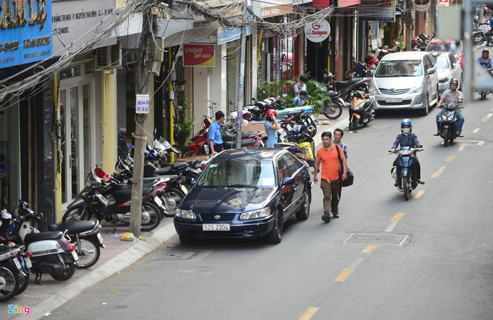 Hai bên đường Đặng Thị Nhu, xe máy, ôtô đậu chiếm hết lối đi của người đi bộ.