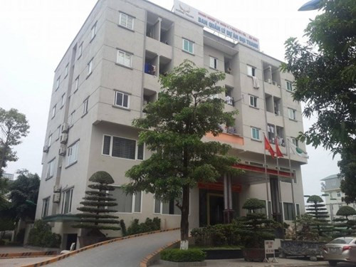Thứ 2 đó là biến đất cây xanh, công viên thành trụ sở làm việc. Trong ảnh đó là tòa nhà làm việc của Ban quản lý cao 5 tầng có diện tích khoảng 200m2 được chủ đầu tư xây trái phép trên đất dành cho xây dựng cây xanh, hồ điều hòa. Ảnh: Phapluatplus.