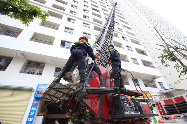 Thứ 3 đó là tiêu chuẩn về phòng cháy chữa cháy không đủ. Tại Kết luận Thanh tra số 164/KL-TTr do Bộ Xây dựng ban hành ngày 26/9/2015, do Chánh Thanh tra Bộ Xây dựng ông Phạm Gia Yên ký cũng nêu rõ: Dự án KĐT Đại Thanh chưa bố trí 8/8 họng cứu hỏa tại khu vực nhà ở thấp tầng, chưa đặt các thùng rác nhỏ có nắp kín ở các khu cây xanh dọc các tuyến đường và nhà vệ sinh công cộng tại khu công viên; Chủ đầu tư chưa xây dựng 1/4 trạm biến áp và chưa lắp đặt 10/69 cột đèn chiếu sáng nội bộ và chưa lắp đặt 4/4 tủ cáp thông tin. Ảnh: Dân trí.