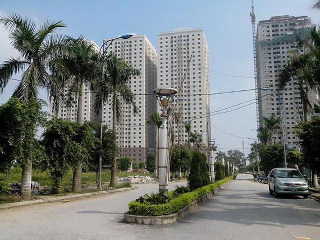 Một góc cảnh quan cây xanh tại dự án. Nhiều cư dân sống ở đây cho rằng dù đã đi vào sử dụng vài năm song mật độ cây xanh ở đây vẫn khá thưa thớt. Ảnh: sanhathanh.com.