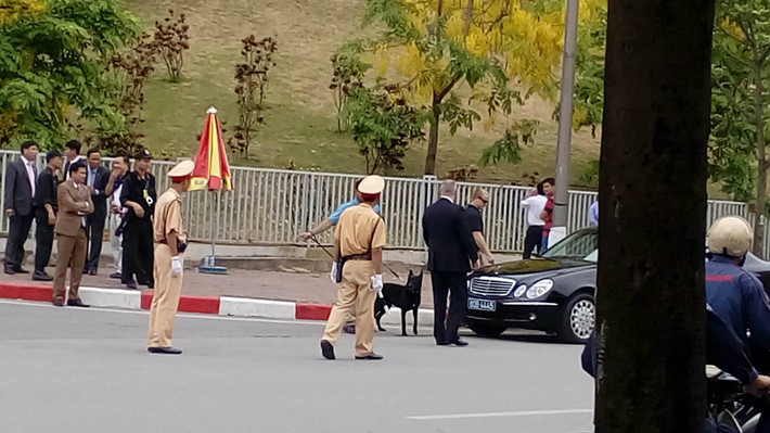 Chó nghiệp vụ cùng đặc vụ Mỹ kiểm tra xe trước khi xuất phát.