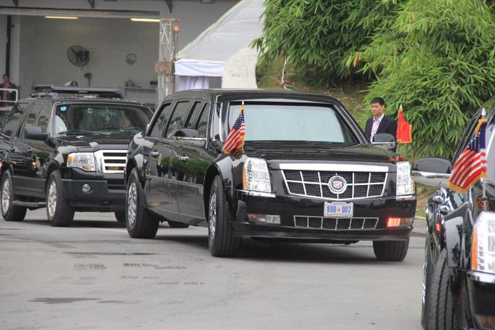 Đúng 10h20, đoàn xe chở Tổng thống Obama đã rời khách sạn để tới Phủ Chủ tịch.