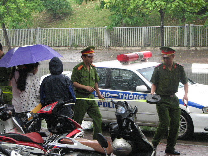 10h55: Lực lượng cảnh sát bắt đầu lập hàng rào an ninh để Tổng thống chuẩn bị rời khách sạn.