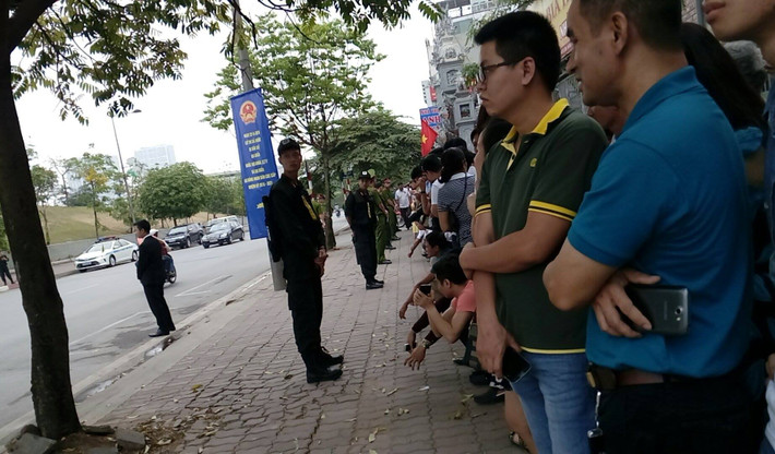 Người dân được yêu cầu đứng sau vạch chắn. Một hàng rào các nhân viên an ninh được thiết lập.