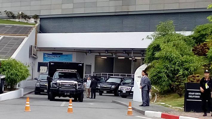 Chiếc Cadillac The Beast được cho là chở ông Obama cũng đã xuất hiện.