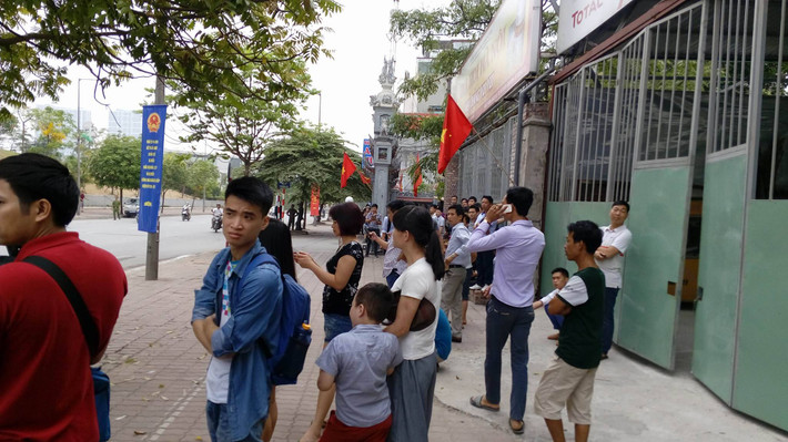 Phía bên kia đường, đối diện cổng khách sạn, người dân tập trung khá đông theo dõi, mong được nhìn thấy ông Obama.