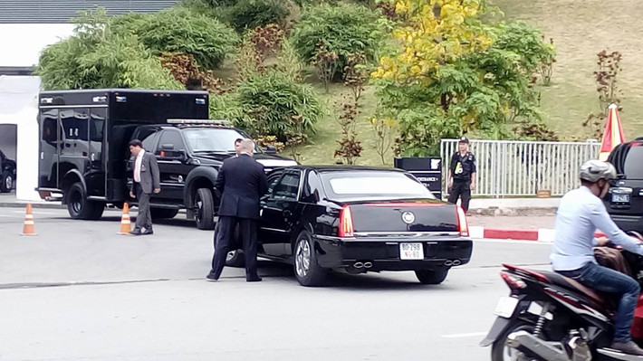 Mật vụ Mỹ đang chỉ đạo, sắp xếp xe để đón Tổng thống Obama.