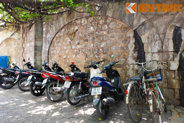 Hiện tại, quanh các khu vòm cầu là nơi người dân tập kết hàng hóa buôn bán, điểm khai thác trông giữ xe.