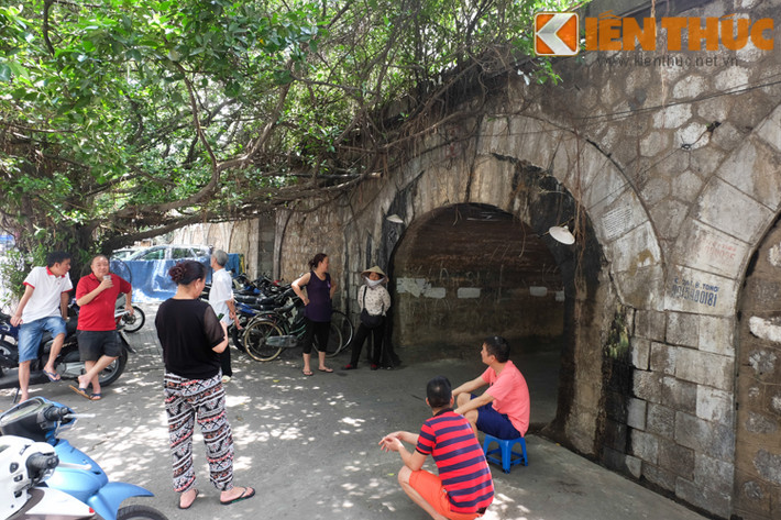 Nhiều người dân thường ngồi ngay dưới cổng vòm để bàn chuyện vì khu vực này khá mát mẻ.