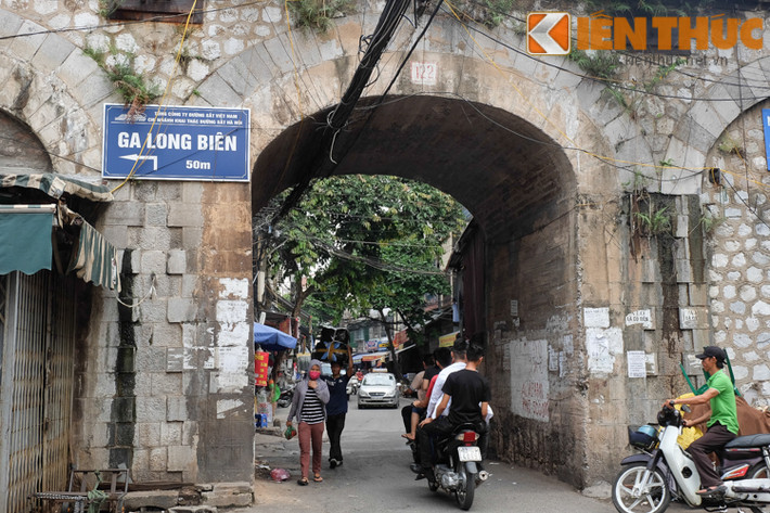 Vòm cầu số 122, sát ga Long Biên là lối dẫn đến khu chợ Đồng Xuân (Hà Nội).