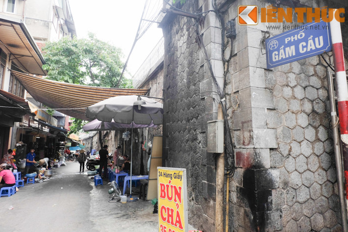 Vòm cầu khu phố Gầm Cầu là nơi kinh doanh, buôn bán của nhiều hộ dân. Con phố này được dân du lịch đánh giá là một trong những phố ẩm thực nổi tiếng của Hà Nội.