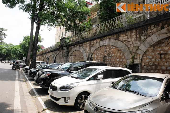 Dọc tuyến phố từ Phùng Hưng có 3 bãi gửi xe được cấp phép khai thác.