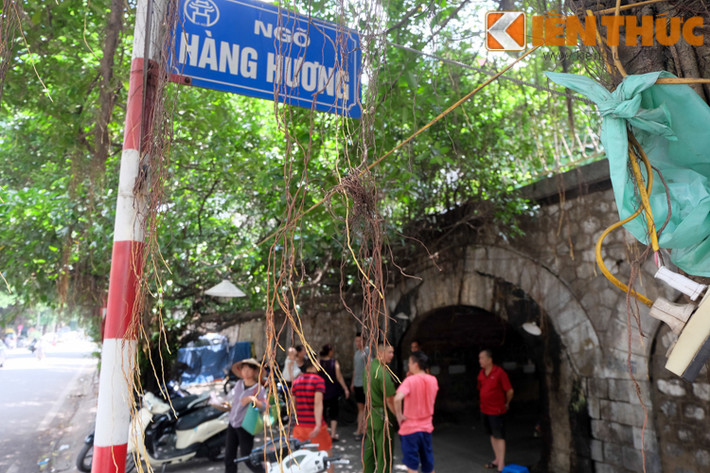 Trong 4 vòm cầu giữ nguyên, không bị bịt có vòm cầu ở Ngõ Hàng Hương - một ngõ nhỏ nối giữa Phùng Hưng và Lý Nam Đế.