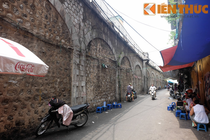 Anh Bùi Vĩnh Hà (công an trật tự phường Hàng Mã - Hà Nội) chia sẻ: "Việc đục thông 127 vòm cầu này là ý tưởng mang lại nhiều lợi ích cho người dân và cũng giúp thay đổi cảnh quan khu vực đẹp hơn".