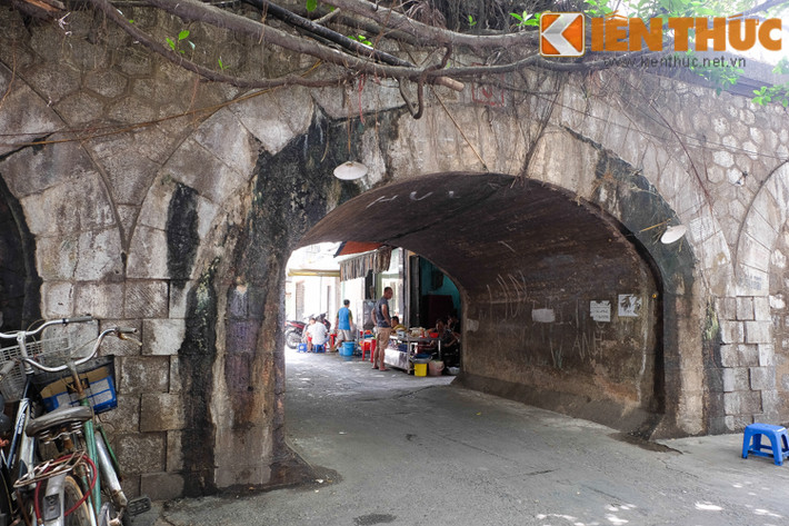 Đằng sau cổng vòm cầu dẫn ở ngõ Hàng Hương là nhiều cửa hàng kinh doanh của người dân. Một người dân tại đây cho hay: "Tôi ủng hộ việc đục các ô vòm dẫn bị bịt. Nhưng làm sao để đảm bảo sạch sẽ, an ninh trật tự vì trước đây, nhiều người vạ vật ở cổng vòm, gây mất mĩ quan lắm".