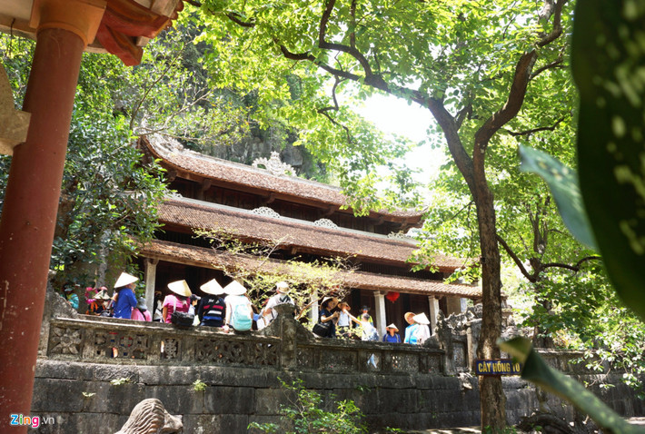 Nằm trên dãy núi đá vôi Trường Yên (xã Ninh Hải, huyện Hoa Lư), chùa Bích Động là ngôi chùa cổ độc đáo và nổi tiếng bậc nhất của tỉnh Ninh Bình. Bích Động được mệnh danh là "Nam thiên đệ nhị động" - động đẹp thứ nhì của trời Nam, sau Hương Tích ở Hà Tây.