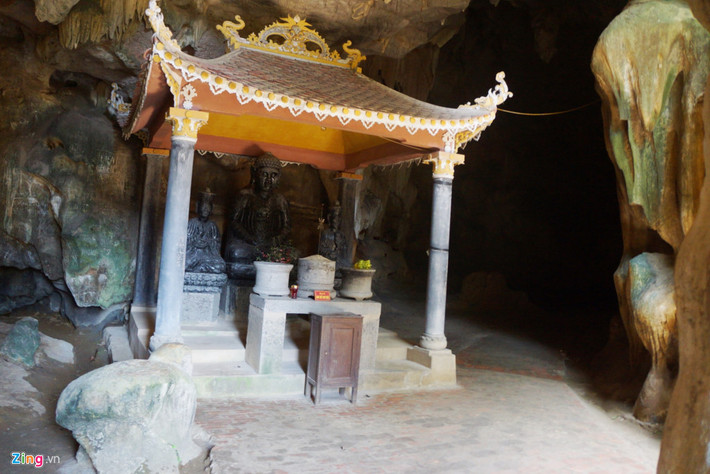 Chùa Bích Động được hình thành từ năm 1428, đầu thời Hậu Lê, với quy mô chỉ là một ngôi chùa nhỏ ở trên đỉnh núi. Năm 1705, hai vị hòa thượng pháp danh là Trí Kiên và Trí Thể gặp nhau kết nghĩa làm anh em. Hai nhà sư đều có lòng mộ đạo, muốn đi nhiều nơi để truyền bá đạo Phật và xây dựng các ngôi chùa. Đến đây, thấy núi Bích Động có địa thế tuyệt đẹp và đã có chùa nên hai nhà sư quyết định dừng chân, tự mình sửa sang chùa cũ, đi quyên giáo xây dựng lại thành 3 ngôi chùa.