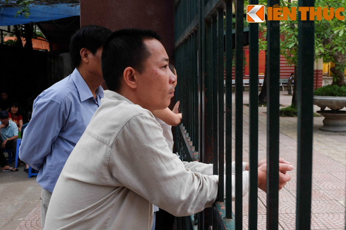Ánh mắt ai cũng dõi vào trong khuôn viên trường thi.