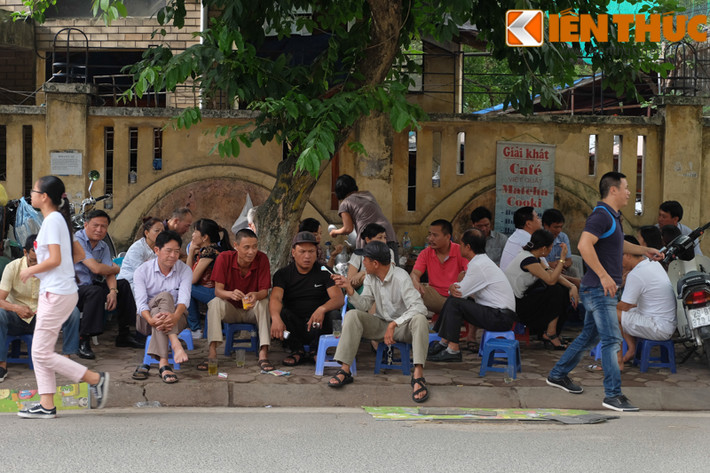 Các quán nước gần điểm thi đông kín khách.