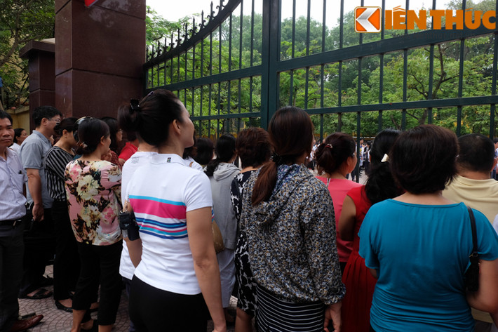 Anh Nguyễn Hữu Anh (nhà ở Thụy Khuê, Hà Nội) cho hay: "Các con không nhìn kỹ nên nhầm, vì cùng tên là trường Chu Văn An, đáng lẽ thi bên trường THCS thì có bạn lại nhầm sang PTTH, ngược lại cũng vậy. May mà hai trường gần nhau, chứ không thì đúng là khó mà kịp giờ. Nhìn thấy các con hớt hải chạy đi chạy lại mà bố mẹ muốn rớt tim ra ngoài".