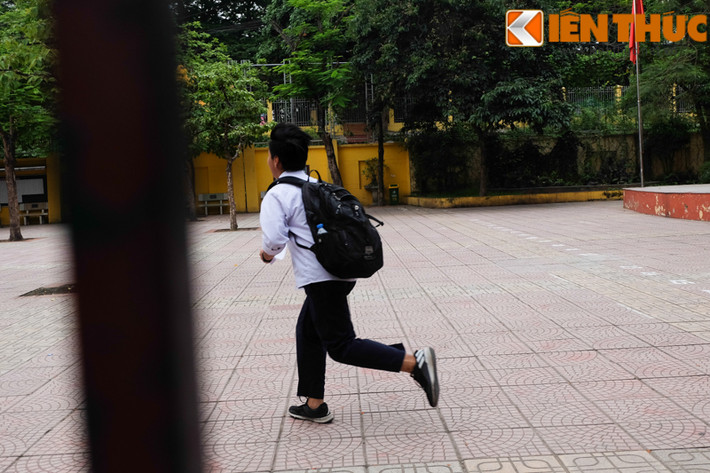 Nam sinh vội vã chạy về phòng thi tại THCS Chu Văn An Hà Nội. Thí sinh này đã nhầm địa điểm thi là PTTH Chu Văn An Hà Nội.