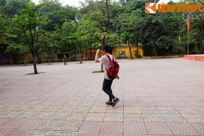 Học sinh gấp gáp vào phòng thi vì đã sát giờ vào phòng thi. Ảnh chụp tại THCS Chu Văn An (Thụy Khuê, Hà Nội).