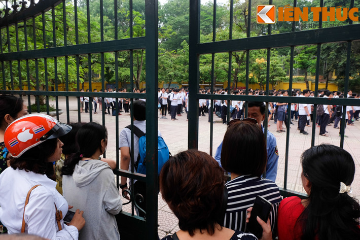 Không ít học sinh vội vã vì đến muộn giờ tập trung.