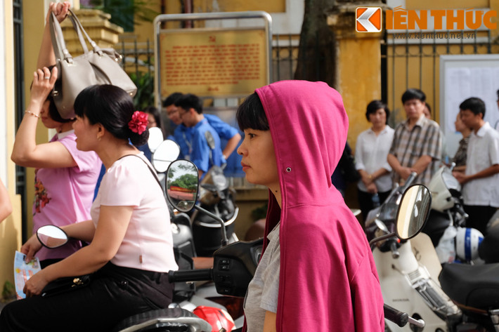 Gần trưa, trời bắt đầu nắng nóng nhưng nhiều cha mẹ vẫn kiên nhẫn chờ con ở cổng trường.