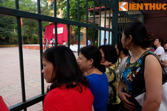 Các phụ huynh lo lắng các thí sinh bị trễ giờ, nhầm địa điểm thi sẽ bị ảnh hưởng tâm lý làm bài. Sát giờ thi vẫn có phụ huynh "phóng hộc tốc" đến trường thi để đưa con giấy tờ để quên ở nhà.