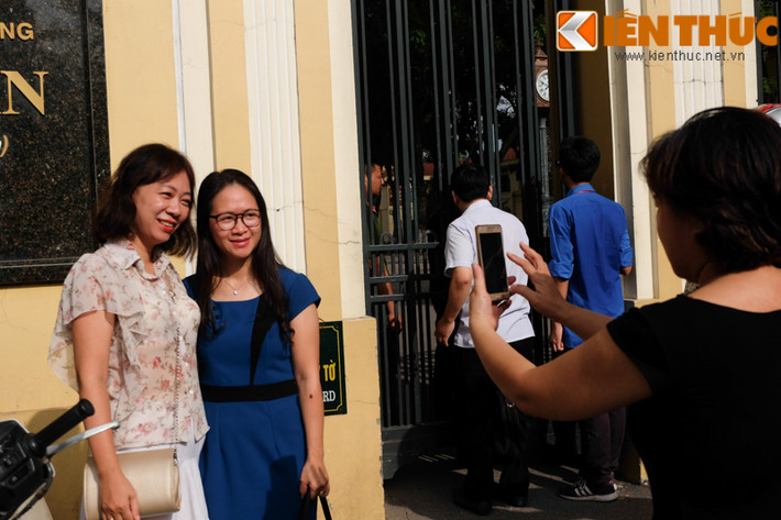 Trong khi chờ đợi các con thi, nhiều phụ huynh đã tranh thủ chụp bức hình kỷ niệm.