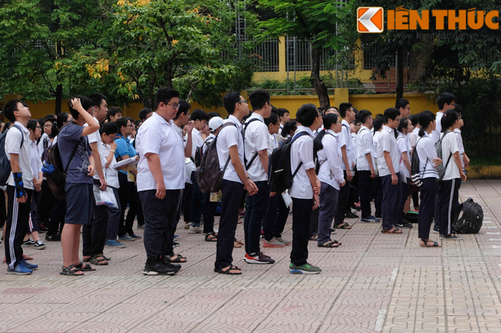 Sáng nay (9/6), học sinh Hà Nội tham gia kỳ thi tuyển sinh lớp 10 do Sở GD&ĐT Hà Nội tổ chức với với môn Ngữ văn. Buổi chiều, thí sinh thi môn Toán. Từ 7h sáng, học sinh đã tập trung tại các điểm thi nghe phổ biến quy chế thi.