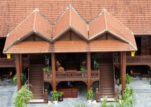 Ngôi nhà sàn này gồm có 7 gian gỗ lim có chiều cao 11 mét, gồm có 16 cột cái bằng gỗ lim nguyên khối có đuờng kính 45 cm.