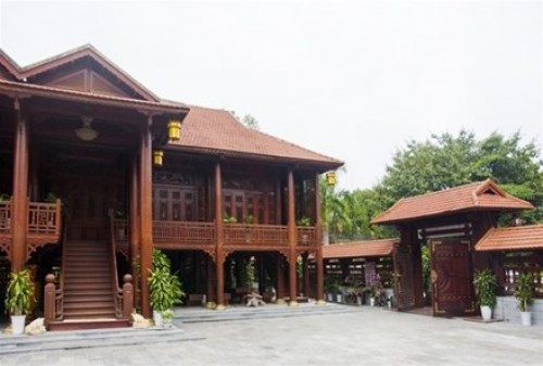 Nguyên vật liệu để xây dựng căn nhà sàn này là hơn 200 tỷ đồng.
