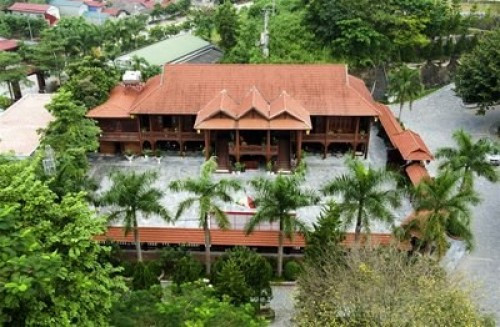 Toàn cảnh ngôi nhà sàn gỗ lim nhìn từ trên cao