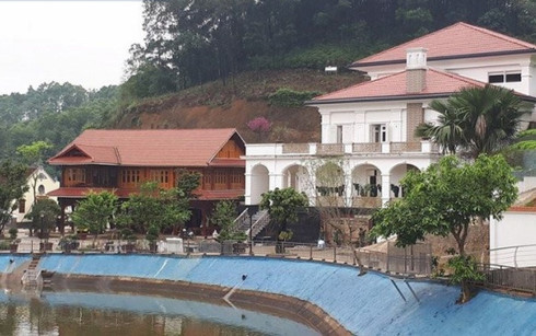Khu đất gồm có quần thể bao gồm biệt thự, nhà sàn, cầu treo, hồ nước và nhiều hạng mục khác được cho là của gia đình ông Phạm Sỹ Quý tại địa chỉ ở tổ 42, phường Minh Tân, TP Yên Bái. Ảnh: VTC.