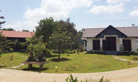 Trong ảnh là cụm công trình nhà vườn hoành tráng mọc ngay trên khu đất nông nghiệp do vợ chồng ông Nguyễn Văn Đấu, Phó ban tổ chức Tỉnh ủy Đồng Nai đứng tên chủ sử dụng đất tại ấp Trần Hưng Đạo, xã Xuân Thạnh, huyện Thống Nhất (Đồng Nai). Ảnh: Tiền Phong.