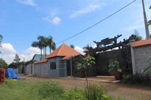 Chia sẻ trên báo Người lao động, ông Danh thừa nhận thửa đất trên do ông mua, gia đình ông và con trai cùng xây dựng, sửa sang. “Chúng tôi xây khu nhà ở đó để nghỉ ngơi, thực tế khắp vùng này cũng cư xử theo tình nghĩa là chính vì vùng xa nên chưa quản lý chặt chẽ, ai có đất thì cũng xây căn nhà để ở, quản lý tài sản và sinh hoạt…”. Ảnh: Người lao động.