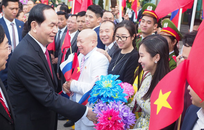 Chủ tịch nước Trần Đại Quang trò chuyện với cộng đồng người Việt tại lễ đón chính thức ở sân bay quốc tế Vnukovo đầu giờ chiều 28/6. Ảnh: Quỳnh Trung/Tuổi Trẻ.
