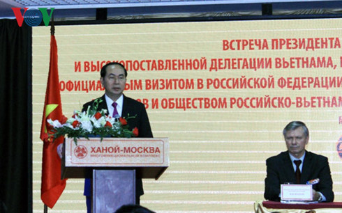 Phát biểu tại buổi gặp mặt, Chủ tịch nước Trần Đại Quang bày xúc động và vui mừng được gặp các đồng chí trong Hội hữu nghị Nga-Việt và các cựu chiến binh Nga. Chủ tịch nước cho biết, bằng những tình cảm và việc làm thiết thực, Hội hữu nghị Nga-Việt luôn đồng hành cùng Việt Nam, góp phần quan trọng vào việc củng cố và tăng cường mối quan hệ hữu nghị và hợp tác truyền thống giữa hai nước. Ảnh: VOV.