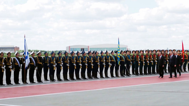 Tại lễ đón chính thức, Chủ tịch nước Trần Đại Quang và Thứ trưởng Bộ Ngoại giao Nga I.V. Morgulov cùng duyệt Đội danh dự. Ảnh: Quỳnh Trung/Tuổi Trẻ.