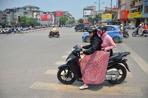 Chị em chống nắng.
