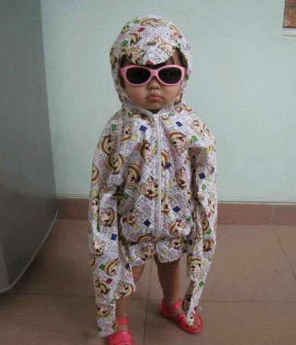 Các nhóc tì cũng được "ngụy trang" kín mít khi ra đường.
