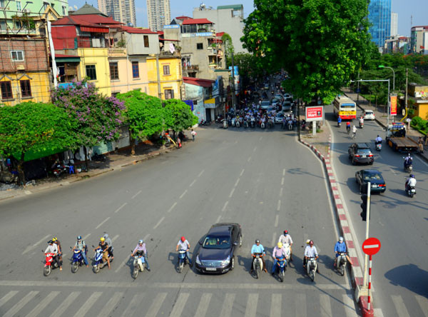 Trên đường phố, những nơi có cây xanh là điểm tránh nắng trong khi chờ đèn đỏ.