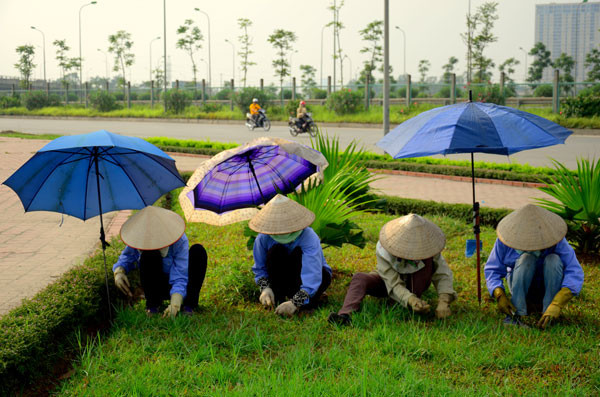 Những ngày gần đây, nhiều nơi đang trải qua đợt nắng nóng khó chịu, nền nhiệt lên đến 39 độ C, ảnh hưởng đến đời sống sinh hoạt của người dân. Nhiều "chiêu thức" chống nắng bá đạo đã được phát minh ra.