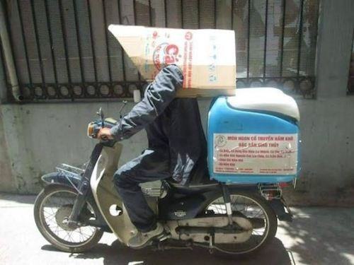 Cách chống nắng siêu sáng tạo của dân vận chuyển hàng trong ngày hè.