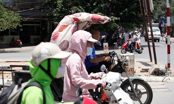 Chế mái che cho xe ba gác độc đáo.